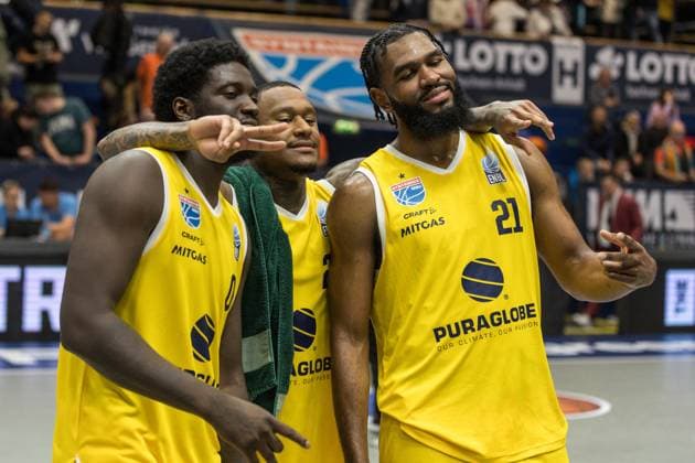 GER, European North Basketball League, ENBL, 2025 2026, Syntainics MBC Valmiera Glass VIA 05 11 2025, Stadthalle, Weißenfels, GER, European North Basketball League, ENBL, 2025 2026, Syntainics MBC Valmiera Glass VIA Khyri Thomas Syntainics MBC, 0 , Charles Callison Syntainics MBC, 23 , RJ Gunn Syntainics MBC, 21 are happy about the victory  Photo Alexander Trienitz Weißenfels Stadthalle Sachsen Anhalt Germany