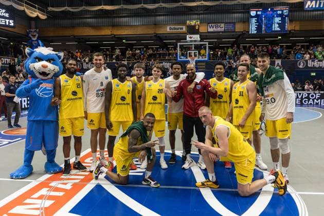 GER, European North Basketball League, ENBL, 2025 2026, Syntainics MBC Valmiera Glass VIA 05 11 2025, Stadthalle, Weißenfels, GER, European North Basketball League, ENBL, 2025 2026, Syntainics MBC Valmiera Glass VIA The Syntainics MBC team after the victory  Photo Alexander Trienitz Weißenfels Stadthalle Sachsen Anhalt Germany