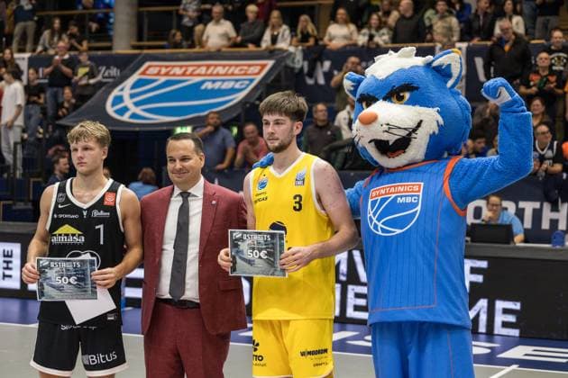 GER, European North Basketball League, ENBL, 2025 2026, Syntainics MBC Valmiera Glass VIA 05 11 2025, Stadthalle, Weißenfels, GER, European North Basketball League, ENBL, 2025 2026, Syntainics MBC Valmiera Glass VIA Kristofers Karlsons Aizsargs Valmiera Glass VIA, 1 , Moritz Heck Syntainics MBC, 3 are the MVP™s of the game  Photo Alexander Trienitz Weißenfels Stadthalle Sachsen Anhalt Germany