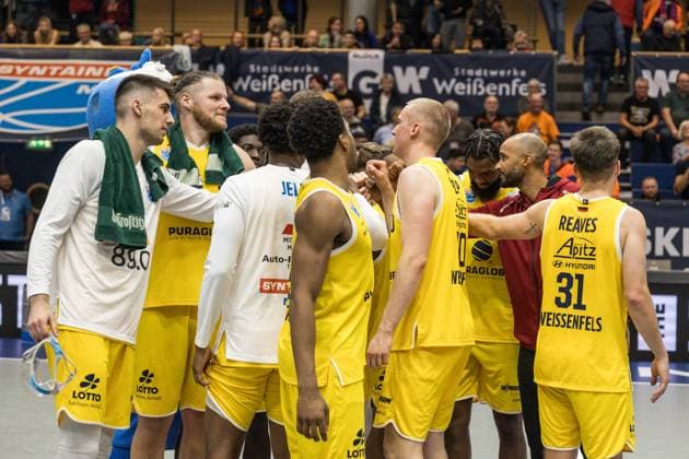 GER, European North Basketball League, ENBL, 2025 2026, Syntainics MBC Valmiera Glass VIA 05 11 2025, Stadthalle, Weißenfels, GER, European North Basketball League, ENBL, 2025 2026, Syntainics MBC Valmiera Glass VIA Shoulder to shoulder of Syntainics MBC after the game  Photo Alexander Trienitz Weißenfels Stadthalle Sachsen Anhalt Germany