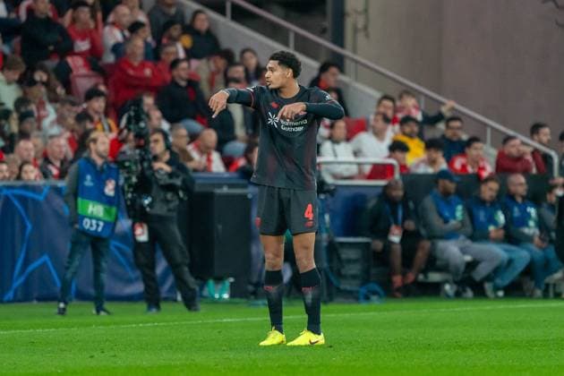Jarell Quansah Bayer Leverkusen, 04 gives tactical instructions, POR, Benfica Lisbon vs Bayer 04 Leverkusen, Football, UEFA Champions League, Matchday 4, 2025 2026 season, 05 11 2025, POR, Benfica Lisbon vs Bayer 04 Leverkusen, Football, UEFA Champions League, Matchday 4, 2025 2026 season, 05 11 2025, Lisbon Copyright: xEibner-Pressefoto EdwardxCheungx EP_ECG