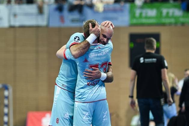 Adrian Sipos MT Melsungen , 8 Timo Kastening MT Melsungen , 73 HC Elbflorenz 2006 vs MT Melsungen, DHB Pokal Herren, Spielzeit 2025 2026, 05 11 2025 HC Elbflorenz 2006 vs MT Melsungen, DHB Pokal Herren, Spielzeit 2025 2026, 05 11 2025 Dresden Copyright: xEibner-Pressefoto xHoepnerx EP_PHR