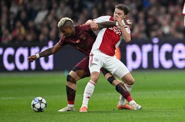 Ajax v Galatasaray - UEFA Champions League AMSTERDAM, NETHERLANDS - NOVEMBER 05: Mario Lemina (99) of Galatasaray in action against Youri Regeer (6) of Ajax during the UEFA Champions League week 4 football match between Ajax and Galatasaray at Johan Cruijff Arena in Amsterdam, Netherlands on November 05, 2025. Halil Sagirkaya Anadolu Amsterdam Netherlands. Editorial use only. Please get in touch for any other usage.  Copyright: x2025xAnadoluxHalilxSagirkayax