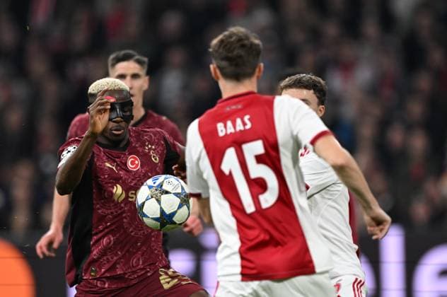 Ajax v Galatasaray - UEFA Champions League AMSTERDAM, NETHERLANDS - NOVEMBER 05: Victor Osimhen (45) of Galatasaray in action against Youri Baas (15) of Ajax during the UEFA Champions League week 4 football match between Ajax and Galatasaray at Johan Cruijff Arena in Amsterdam, Netherlands on November 05, 2025. Halil Sagirkaya Anadolu Amsterdam Netherlands. Editorial use only. Please get in touch for any other usage.  Copyright: x2025xAnadoluxHalilxSagirkayax