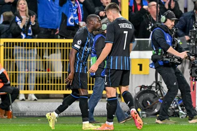 251105 Club Brugge vs FC Barcelona, Barca Carlos Forbs (9) of Club Brugge celebrates with Nicolo Tresoldi (7) of Club Brugge after scoring the 2-1 goal during the Uefa Champions League 4th matchday in the League phase game in season 2025 - 2026 between Club Brugge KV and FC Barcelona on November 5 , 2025 in Brugge, Belgium. (Photo by David Catry Isosport) Brugge Belgium  Copyright: xDavidxCatryx 20251105DC2_8661