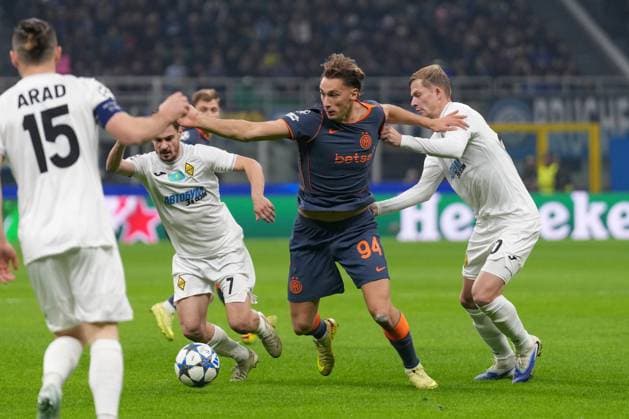 Pio Esposito FC Inter Milan, F C Internazionale Milano, 94 in duel with Jorginho Kairat Almaty, 07 , Italy, Football, UEFA Champions League, Matchday 4, League Phase, 2025 2026, Inter Milan vs FC Kairat Almaty, 05 11 2025, Giuseppe Meazza Stadium, San Siro, Milan, Italy Milan Giuseppe Meazza Stadium, San Sir Lombardy Italy Copyright: xArnexAmbergx