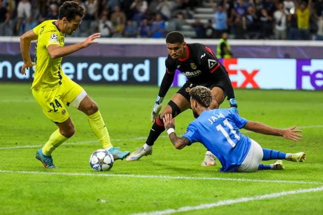 UEFA Champions League : Pafos vs Villarreal JAJA of Pafos and ALFONSO PEDRAZA of Villarreal compete for the ball. Pafos plays against Villarreal for the matchday 4 of the League Phase of the UEFA Champions League competition, Limassol, Cyprus, on Nov. 5, 2025. Limassol Cyprus Copyright: xKOSTASxPIKOULASx