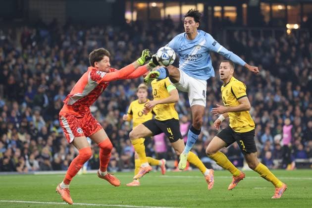 Manchester City v Borussia Dortmund - UEFA Champions League MANCHESTER, UNITED KINGDOM - NOVEMBER 05: Tijjani Reijnders of Manchester City challenges Gregor Kobel of Borussia Dortmund during the UEFA Champions League match between Manchester City and Borussia Dortmund at Etihad Stadium on November 05, 2025 in Manchester, United Kingdom. Alex Livesey Anadolu Manchester United, ManU Kingdom. Editorial use only. Please get in touch for any other usage.  Copyright: x2025xAnadoluxAlexxLiveseyx