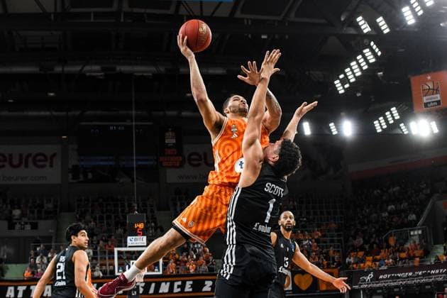 GER, EuroCup, ratiopharm Ulm vs London Lions 05 11 2025, ratiopharm arena, Neu Ulm, GER, EuroCup, ratiopharm Ulm vs London Lions, in the picture Christopher Ledlum Ulm, 4 flies to the basket, Joel Scott London, 1 nordphotoxGmbHx xHafner nph00200