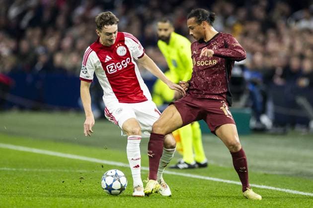 AMSTERDAM (l-r) Youri Baas of Ajax, Leroy SanÃ of Galatasaray during the UEFA Champions League match between AFC Ajax and Galatasaray SK at the Johan Cruijff ArenA on November 5, 2025, in Amsterdam, Netherlands. ANP KOEN VAN WEEL UEFA Champions League Matchday 4 2025-2026 xVIxANPxSportx xxANPxIVx 541333601 originalFilename: 541333601.jpg