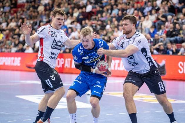 Torben Matzken TVB Stuttgart, 22 in the pincers of Lukas Jorgensen SG Flensburg Handewitt, 25 and Johannes Golla SG Flensburg Handewitt, 04 GER, TVB Stuttgart SG Flensburg Handewitt, DAIKIN HBL, Handball, Bundesliga, DHB Cup round of 16, 2025 2026 season, 05 11 2025 GER, TVB Stuttgart SG Flensburg Handewitt, DAIKIN HBL, Handball, Bundesliga, DHB Cup round of 16, 2025 2026 season, 05 11 2025 Stuttgart Copyright: xSandyxDinkelackerx EP_SDR