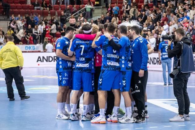 TVB Stuttgart team, team circle, dejected mood at TVB after defeat against Flensburg GER, TVB Stuttgart SG Flensburg Handewitt, DAIKIN HBL, handball, Bundesliga, DHB Cup round of 16, season 2025 2026, 05 11 2025 GER, TVB Stuttgart SG Flensburg Handewitt, DAIKIN HBL, handball, Bundesliga, DHB Cup round of 16, season 2025 2026, 05 11 2025 Stuttgart Copyright: xSandyxDinkelackerx EP_SDR