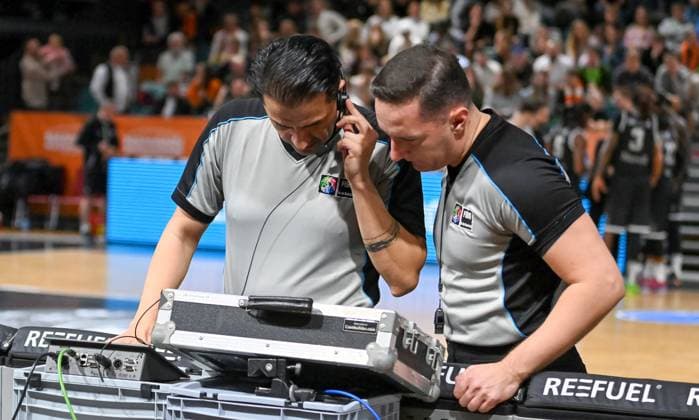 Referee at the video referee challenge RASTA Vechta vs CS Valcea 1924, FIBA Europe Cup, Matchday 4, 2025 2026 season, 05 11 2025, RASTA Vechta vs CS Valcea 1924, FIBA Europe Cup, Matchday 4, 2025 2026 season, 05 11 2025 Vechta Copyright: xEibner-Pressefoto RobertxGertzenx EP_RGN