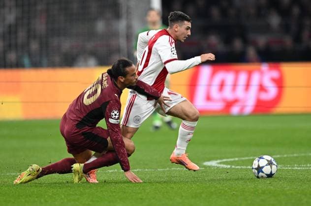 Ajax v Galatasaray - UEFA Champions League AMSTERDAM, NETHERLANDS - NOVEMBER 05: Leroy Sane (L) of Galatasaray in action against Oscar Gloukh (R) of Ajax during the UEFA Champions League week 4 football match between Ajax and Galatasaray at Johan Cruijff Arena in Amsterdam, Netherlands on November 05, 2025. Halil Sagirkaya Anadolu Amsterdam Netherlands. Editorial use only. Please get in touch for any other usage.  Copyright: x2025xAnadoluxHalilxSagirkayax