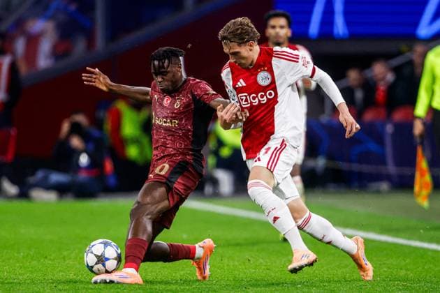 2025-11-05 Ajax v Galatasaray AS - UEFA Champions League 2025 26 League Phase MD4 AMSTERDAM, NETHERLANDS - NOVEMBER 5: Wilfried Singo of Galatasaray AS, Mika Godts of AFC Ajax battle for the ball during the UEFA Champions League 2025 26 League Phase MD4 match between Ajax and Galatasaray AS at Johan Cruijff ArenA on November 5, 2025 in Amsterdam, Netherlands. Amsterdam Johan Cruijff ArenA Netherlands Content not available for redistribution in The Netherlands directly or indirectly through any third parties. Copyright: xBroerxvanxdenxBoomx