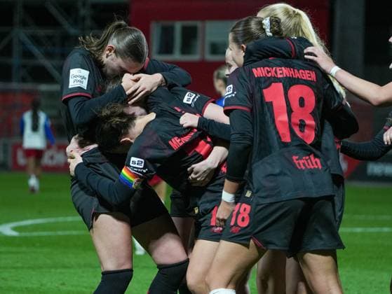Cheering for Caroline Kehrers goal Bayer 04 Leverkusen, 09 Bayer 04 Leverkusen vs Hamburger SV, Football, Womens Bundesliga, Google Pixel Womens Bundesliga, 09 Matchday, Season 2025 2026, 05 11 2025 DFB REGULATES PROHIBIT ANY USE OF PHOTOGRAPHS AS IMAGE SEQUENCES AND OR QUASI VIDEO, Bayer 04 Leverkusen vs Hamburger SV, Football, Womens Bundesliga, Google Pixel Womens Bundesliga, 09 Matchday, Season 2025 2026, 05 11 2025 Leverkusen Copyright: xEibner-Pressefoto DamianxKruczynx EP_DKI