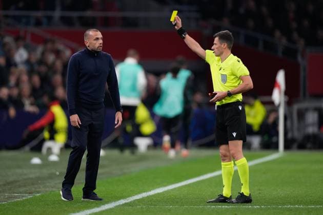 AMSTERDAM , 05-11-2025 , JohanCruyff Arena , season 2025 2026 , UEFA Champions League Football , match between Ajax and Galatasaray. Picture shows Referee Benoit Bastien FRA shows yellow card to Ajax assistent trainer coach Marcel Keizer Ajax - Galatasaray  x31877246x Copyright: