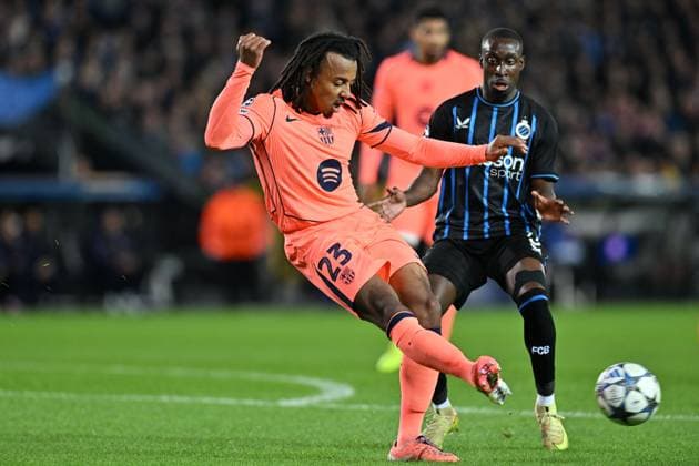 251105 Club Brugge vs FC Barcelona, Barca Jules Kounde (23) of Barcelona and Carlos Forbs (9) of Club Brugge pictured in action during the Uefa Champions League 4th matchday in the League phase game in season 2025 - 2026 between Club Brugge KV and FC Barcelona on November 5 , 2025 in Brugge, Belgium. (Photo by David Catry Isosport) Brugge Belgium  Copyright: xDavidxCatryx 20251105DC2_8860