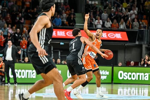 GER, EuroCup, ratiopharm Ulm vs London Lions 05 11 2025, ratiopharm arena, Neu Ulm, GER, EuroCup, ratiopharm Ulm vs London Lions, pictured Joel Scott London, 1 , Nelson Weidemann Ulm, 0 gives instructions before the next move nordphotoxGmbHx xHafner nph00200