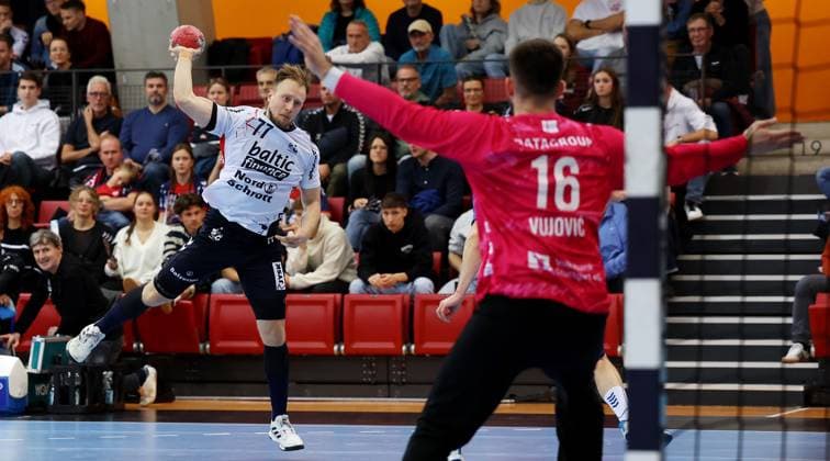 BAU 05 11 2025 Stuttgart Handball TVB Stuttgart vs SG Flensburg Handewitt, f l Luca Witzke Flensburg , Miljan Vujovic TVB