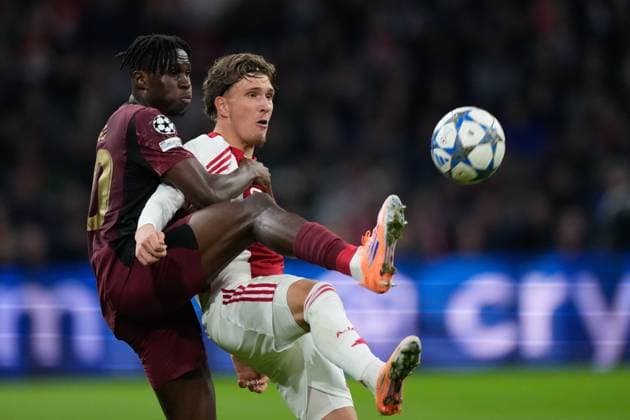 AMSTERDAM , 05-11-2025 , JohanCruyff Arena , season 2025 2026 , UEFA Champions League Football , match between Ajax and Galatasaray. Picture shows Galatasaray player Wilfried Singo and Ajax player Mika Godts Ajax - Galatasaray  x31877273x Copyright: