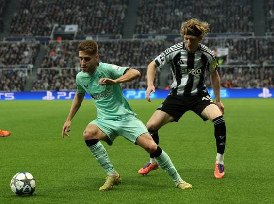 Newcastle Upon Tyne, England, 5th November 2025. Anthony Gordon of Newcastle United with Robert Navarro of Athletic Club during the Newcastle United vs Athletic Club UEFA Champions League match at St. James Park, Newcastle Upon Tyne. Picture credit should read: Nigel Roddis Sportimage EDITORIAL USE ONLY. No use with unauthorised audio, video, data, fixture lists, club league logos or live services. Online in-match use limited to 120 images, no video emulation. No use in betting, games or single club league player publications. SPI_033_NR_NEWC_ATHL SPI-4267-0033
