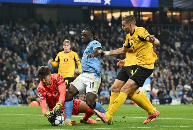 Manchester, England, 5th November 2025. Gregor Kobel of Borussia Dortmund saves at the feet of Jeremy Doku of Manchester City during the Manchester City vs Borussia Dortmund UEFA Champions League match at the Etihad Stadium, Manchester. Picture credit should read: Cody Froggatt Sportimage EDITORIAL USE ONLY. No use with unauthorised audio, video, data, fixture lists, club league logos or live services. Online in-match use limited to 120 images, no video emulation. No use in betting, games or single club league player publications. SPI_038_CF_Man_City_Dortmund SPI-4268-0067