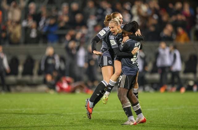 DEU, Frankfurt, Eintracht Frankfurt vs FC Köln, Google Pixel Frauen Bundesliga, DFB, Saison 2526, Stadion am Bretanobad, 9 Spieltag im Bild Nicole Anyomi Eintracht Frankfurt 19 scores the goal for 1 1, Jubilation and joy with Elisa Senß Eintracht Frankfurt 6 DFB DFL REGULATIONS PROHIBIT ANY USE OF PHOTOGRAPHS AS IMAGE SEQUENCES AND OR QUASI VIDEO, 05 11 2025 Copyright: HMBxMedia HendrikxHamelau