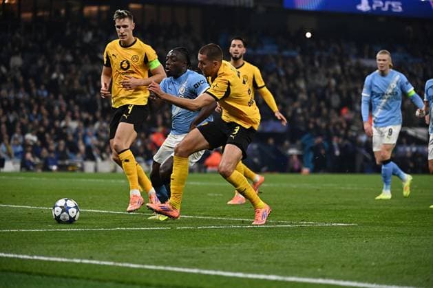UEFA Champions League Manchester City vs Borussia Dortmund, 05 11 2025 MANCHESTER, GREAT BRITAIN NOVEMBER 05 Waldemar Anton of Borussia Dortmund and Jérémy Doku of Manchester City battle during the UEFA Champions League match between Manchester City vs Borussia Dortmund at Etihad Stadium on matchday 4 of the UEFA Champions League Season 2025 26 on November 05, 2025 in Manchester, Great Britain Copyright: xBEAUTIFULxSPORTS Mansoorx