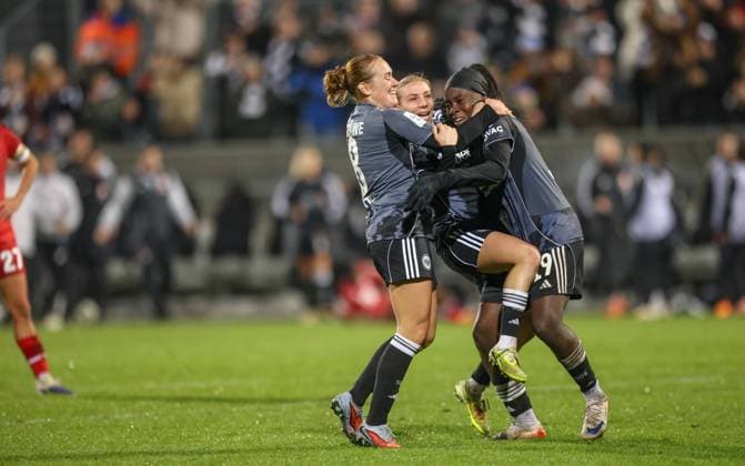 DEU, Frankfurt, Eintracht Frankfurt vs FC Köln, Google Pixel Frauen Bundesliga, DFB, Saison 2526, Stadion am Bretanobad, 9 Spieltag im Bild Nicole Anyomi Eintracht Frankfurt 19 scores the goal for 1 1, Jubilation and joy with Elisa Senß Eintracht Frankfurt 6 DFB DFL REGULATIONS PROHIBIT ANY USE OF PHOTOGRAPHS AS IMAGE SEQUENCES AND OR QUASI VIDEO, 05 11 2025 Copyright: HMBxMedia HendrikxHamelau