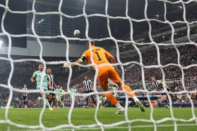 Newcastle United v Athletic Bilbao Champions League 05 11 2025. Goal Dan Burn of Newcastle Untied scores a goal 1-0 during the Champions League match between Newcastle United and Athletic Bilbao at St. James s Park, Newcastle, England on 5 November 2025. Newcastle St. James s Park Tyne and Wear England Editorial use only , Copyright: xRyanxBrownex PSI-23167-0069