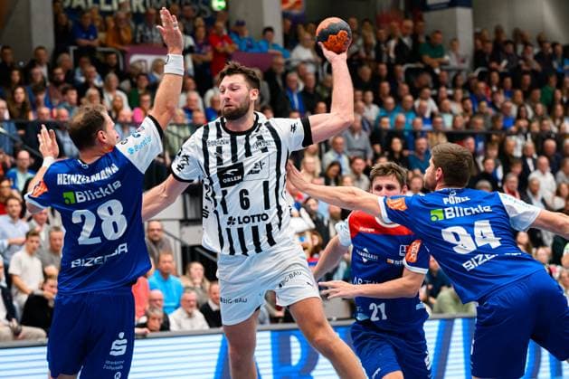 Balingen DHB Pokal Round of 16 HBW Balingen THW Kiel from left Tobias Heinzelmann HBW Balingen , Harald Reinkind THW Kiel , Georg Poehle Balingen Balingen Baden Württemberg Germany