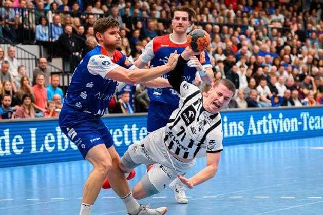 Balingen DHB Pokal Round of 16 HBW Balingen THW Kiel f li in duel Daniel Flad Balingen , Elias Ellefsen a Skipagotu THW Kiel Balingen Baden Württemberg Germany