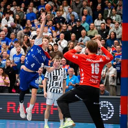 Balingen DHB Pokal Round of 16 HBW Balingen THW Kiel f li Mischa Locher HBW Balingen , Torhueter Markus Hanns Kiel Balingen Baden Württemberg Germany
