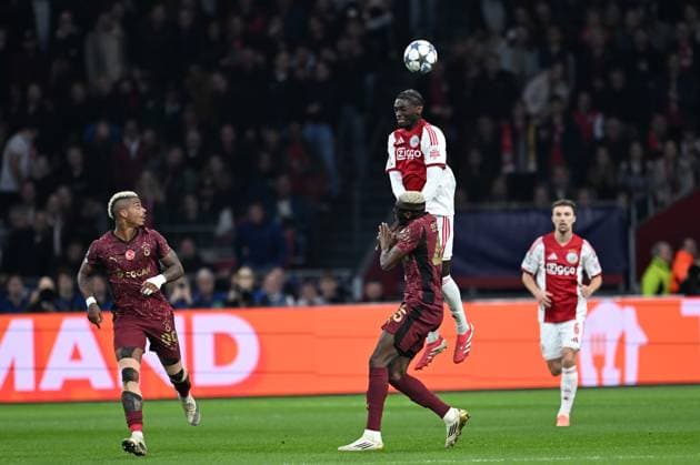 Ajax v Galatasaray - UEFA Champions League AMSTERDAM, NETHERLANDS - NOVEMBER 05: Victor Osimhen (C) of Galatasaray in action against Jorthy Mokio (24) of Ajax during the UEFA Champions League week 4 football match between Ajax and Galatasaray at Johan Cruijff Arena in Amsterdam, Netherlands on November 05, 2025. Halil Sagirkaya Anadolu Amsterdam Netherlands. Editorial use only. Please get in touch for any other usage.  Copyright: x2025xAnadoluxHalilxSagirkayax