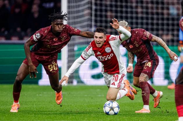 2025-11-05 Ajax v Galatasaray AS - UEFA Champions League 2025 26 League Phase MD4 AMSTERDAM, NETHERLANDS - NOVEMBER 5: Lucas Torreira of Galatasaray AS, Oscar Gloukh of AFC Ajax, Wilfried Singo of Galatasaray AS battle for the ball during the UEFA Champions League 2025 26 League Phase MD4 match between Ajax and Galatasaray AS at Johan Cruijff ArenA on November 5, 2025 in Amsterdam, Netherlands. Amsterdam Johan Cruijff ArenA Netherlands Content not available for redistribution in The Netherlands directly or indirectly through any third parties. Copyright: xBroerxvanxdenxBoomx