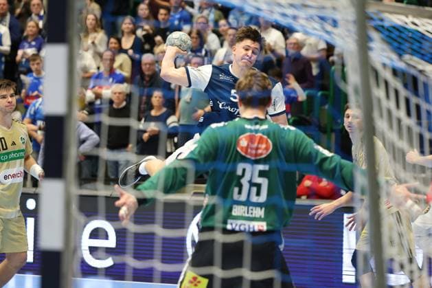 GER, 1 DHB Pokal, Round of 16, Bergischer HC vs TSV Hannover Burgdorf, 05 11 2025, Unihalle, Wuppertal, GER, 1 DHB Pokal, Round of 16, Bergischer HC vs TSV Hannover Burgdorf, , in the picture the last goal of BHC Soeren Steinhaus BHC 53 , against Joel Birlehm goalkeeper TSV Hannover Burgdorf 35 , nordphotoxGmBHx xMeuter nph00351