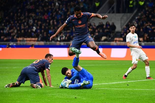 Inter Milan v Kairat Almaty - UEFA Champions League MILAN, ITALY - NOVEMBER 5: Denzel Dumfries of Inter Milan jumps over Temirlan Anarbekov of Kairat Almaty during the UEFA Champions league football match Inter Milan vs Kairat Almaty at San Siro Stadium in Milan, Italy on November 5, 2025 Piero Cruciatti Anadolu Milan Italy. Editorial use only. Please get in touch for any other usage.  Copyright: x2025xAnadoluxPieroxCruciattix