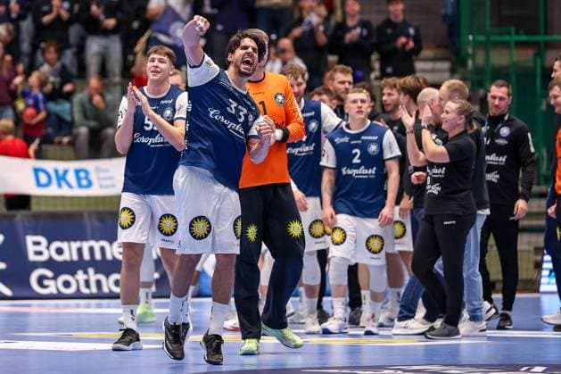 05 11 2025, Handball, Round of 16 DHB Cup, Bergischer HC TSV Hannover Burgdorf, Unihalle Wuppertal Final celebration after BHCs victory over Hannover by 40 38 in the second overtime Eloy Morante Maldonado BHC 33 cheering North Rhine-Westphalia Germany