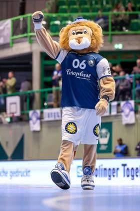 05 11 2025, Handball, Round of 16 DHB Cup, Bergischer HC TSV Hannover Burgdorf, Unihalle Wuppertal Final celebration after BHCs victory over Hannover by 40 38 in the second overtime Mascot Bergi North Rhine-Westphalia Germany