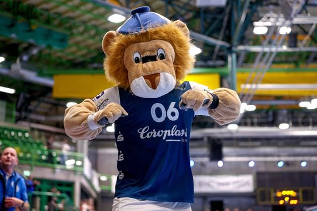 05 11 2025, Handball, Round of 16 DHB Cup, Bergischer HC TSV Hannover Burgdorf, Unihalle Wuppertal Final celebration after BHCs victory over Hannover by 40 38 in the second overtime Mascot Bergi North Rhine-Westphalia Germany