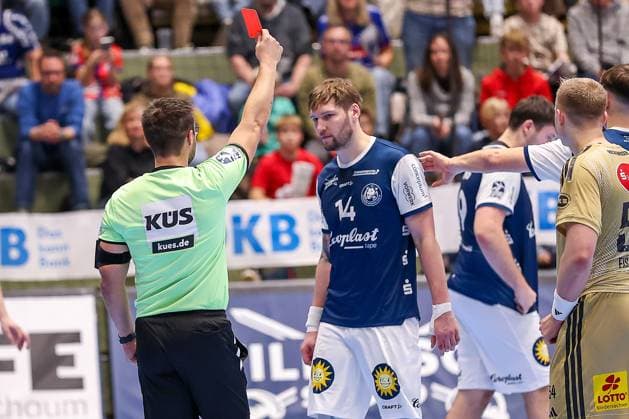 05 11 2025, Handball, Round of 16 DHB Cup, Bergischer HC TSV Hannover Burgdorf, Unihalle Wuppertal Gerdas Babarskas BHC 14 gets a red card and sent off North Rhine-Westphalia Germany