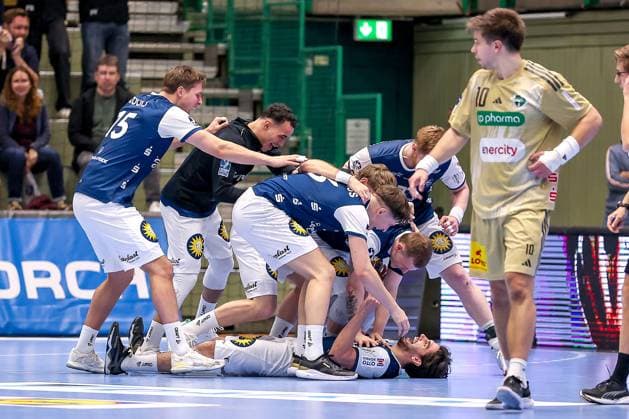 05 11 2025, Handball, Round of 16 DHB Cup, Bergischer HC TSV Hannover Burgdorf, Unihalle Wuppertal Final celebration after BHCs victory over Hannover by 40 38 in the second overtime Eloy Morante Maldonado BHC 33 Lars Kooij BHC 15 Soeren Steinhaus BHC 53 Noah Beyer BHC 02 Johannes Wasielewski BHC 77 Julian Fuchs BHC 46 North Rhine-Westphalia Germany