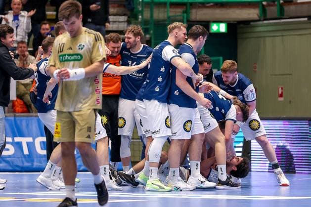 05 11 2025, Handball, Round of 16 DHB Cup, Bergischer HC TSV Hannover Burgdorf, Unihalle Wuppertal Final celebration after BHCs victory over Hannover by 40 38 in the second overtime Eloy Morante Maldonado BHC 33 Lars Kooij BHC 15 Soeren Steinhaus BHC 53 Noah Beyer BHC 02 Johannes Wasielewski BHC 77 Julian Fuchs BHC 46 North Rhine-Westphalia Germany