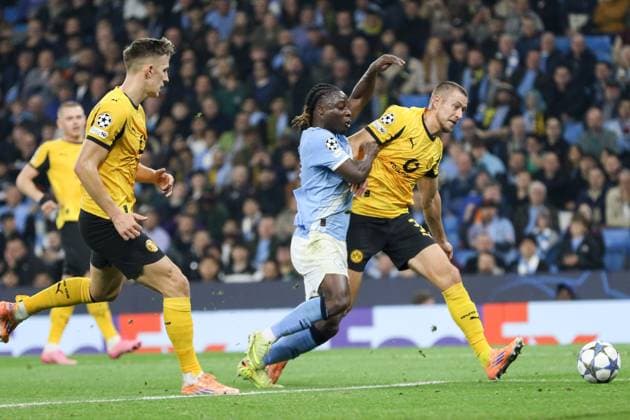 Waldemar Anton (3 Borussia Dortmund) controls the ball during the UEFA Champions League match between Manchester City and Borussia Dortmund at Etihad Stadium in Manchester, England on November 5th 2025. Copyright: xSeanxChandlerx xSPPx Sportspressphoto_SPR57265