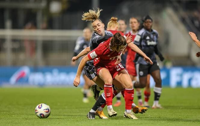 DEU, Frankfurt, Eintracht Frankfurt vs FC Köln, Google Pixel Frauen Bundesliga, DFB, Saison 2526, Stadion am Bretanobad, 9 Spieltag im Bild f l n r Laura Freigang Eintracht Frankfurt 10 im Zweikampf mit Martyna Wiankowska FC Köln 26 DFB DFL REGULATIONS PROHIBIT ANY USE OF PHOTOGRAPHS AS IMAGE SEQUENCES AND OR QUASI VIDEO, 05 11 2025 Copyright: HMBxMedia HendrikxHamelau