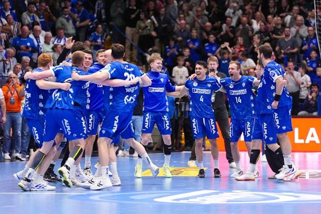 05 11 2025, xydrx, handball, round of 16 DHB Cup, TBV Lemgo Lippe VfL Gummersbach, PHOENIX Contact Arena the players of TBV Lemgo Lippe cheering after the victory North Rhine-Westphalia Germany