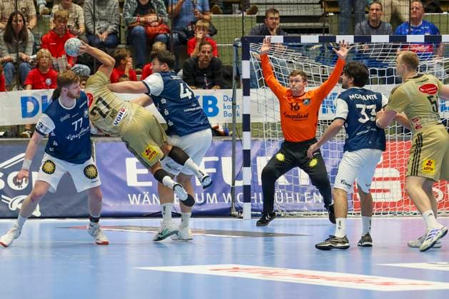 GER, 1 DHB Pokal, Round of 16, Bergischer HC vs TSV Hannover Burgdorf, 05 11 2025, Unihalle, Wuppertal, GER, 1 DHB Pokal, Round of 16, Bergischer HC vs TSV Hannover Burgdorf, , in the picture Sindre Aho TSV Hannover Burgdorf 27 , with a shot on goal from Lukas Diedrich goalkeeper BHC 16 , nordphotoxGmBHx xMeuter nph00351