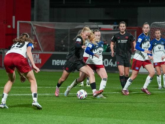 Paulina Bartz Bayer 04 Leverkusen, 08 in the penalty area of Hamburger SV Bayer 04 Leverkusen vs Hamburger SV, Football, Womens Bundesliga, Google Pixel Womens Bundesliga, 09 Matchday, Season 2025 2026, 05 11 2025 DFB REGULATIONS PROHIBIT ANY USE OF PHOTOGRAPHS AS IMAGE SEQUENCES AND OR QUASI VIDEO, Bayer 04 Leverkusen vs Hamburger SV, Football, Womens Bundesliga, Google Pixel Womens Bundesliga, 09 Matchday, Season 2025 2026, 05 11 2025 Leverkusen Copyright: xEibner-Pressefoto DamianxKruczynx EP_DKI