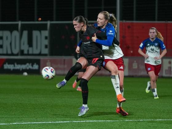 Valentina Maedl Bayer 04 Leverkusen, 17 In the back Nina Raecke Hamburger SV, 39 tries to win the ball Bayer 04 Leverkusen vs Hamburger SV, Football, Womens Bundesliga, Google Pixel Womens Bundesliga, 09 Matchday, Season 2025 2026, 05 11 2025 DFB REGULATES PROHIBIT ANY USE OF PHOTOGRAPHS AS IMAGE SEQUENCES AND OR QUASI VIDEO, Bayer 04 Leverkusen vs Hamburger SV, Football, Womens Bundesliga, Google Pixel Womens Bundesliga, 09 Matchday, Season 2025 2026, 05 11 2025 Leverkusen Copyright: xEibner-Pressefoto DamianxKruczynx EP_DKI